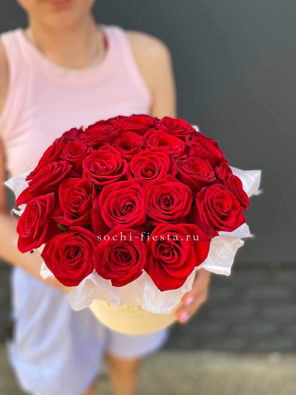 классическая коробка с лилиями и розами для юбилея в Перми