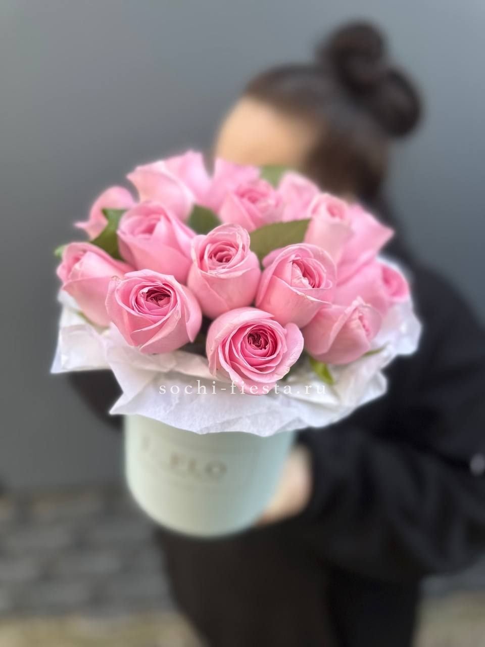 шляпная коробка с розами для студии флористики в Перми