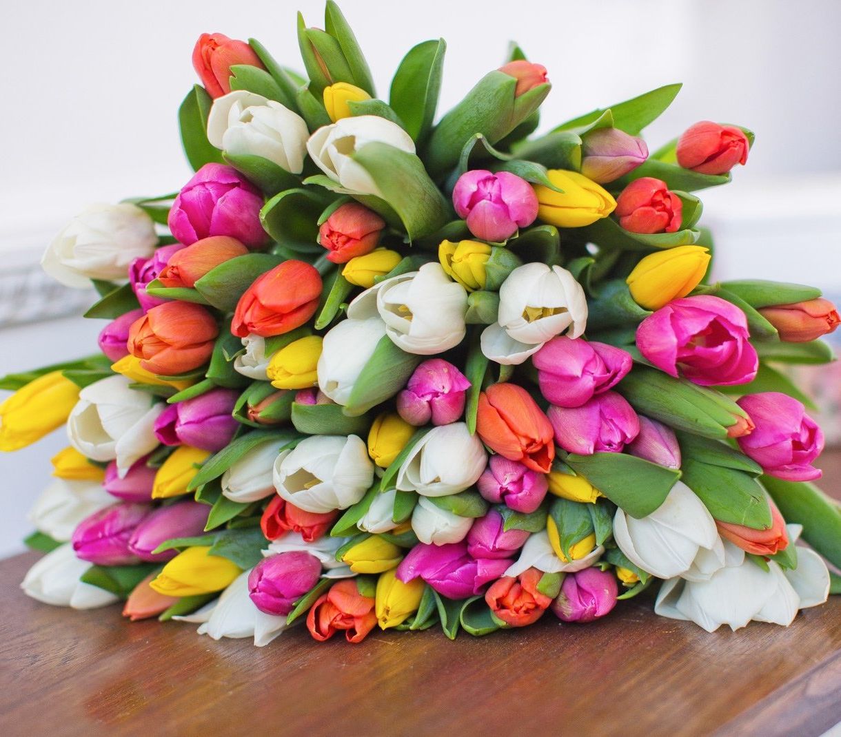 классическая корзина с лилиями и розами для юбилея в Перми