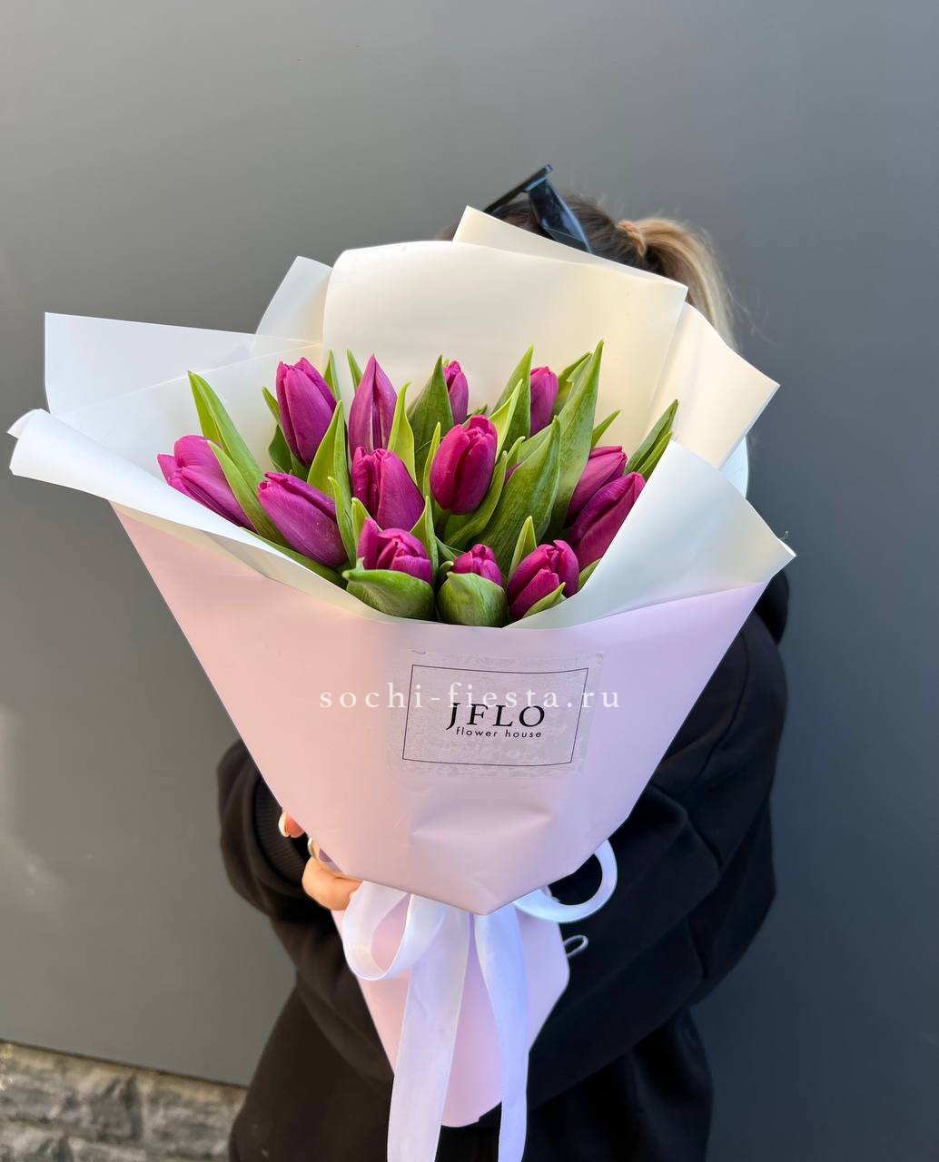 видовой каталог с розами и хризантемами в студии флористики в Перми