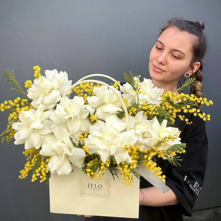 Французские Розы и мимоза  в сумочке  в Перми