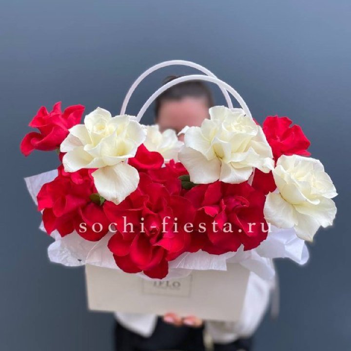 Сумочка  красных и белых роз в Перми