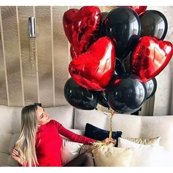 Фонтан из красных сердец с чёрными шарами  в Перми