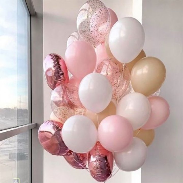 Фонтан шаров розового и белого цветов в Перми