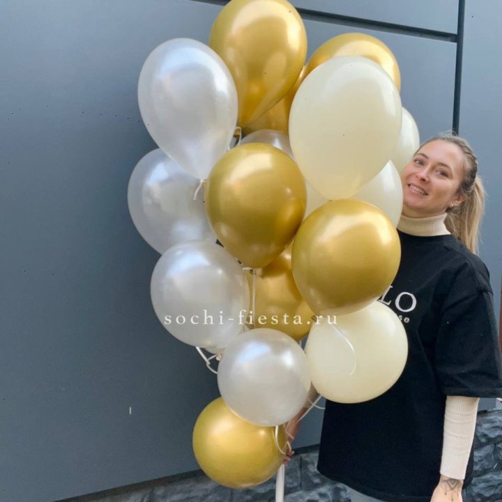 Облако шаров из белого и золотого оттенков в Перми