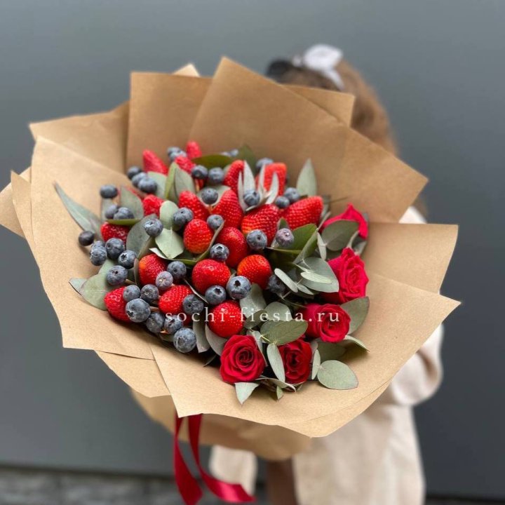 Клубника и голубика с цветами в Перми