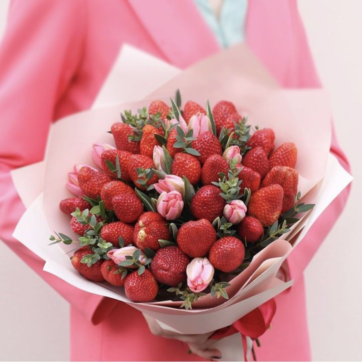 Тюльпаны и клубника в Перми