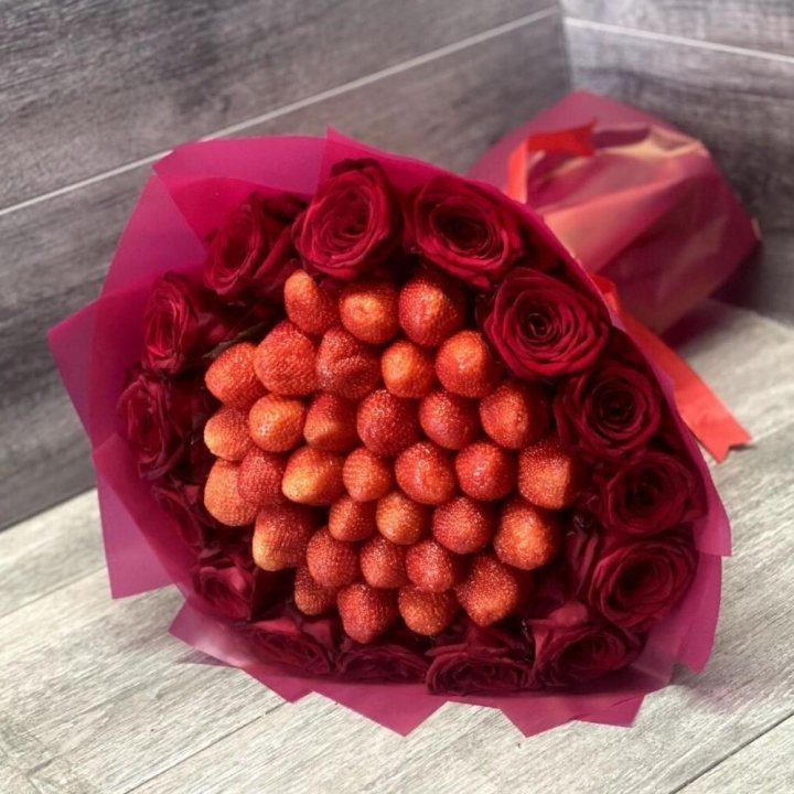 Клубничный букет с розами в Перми