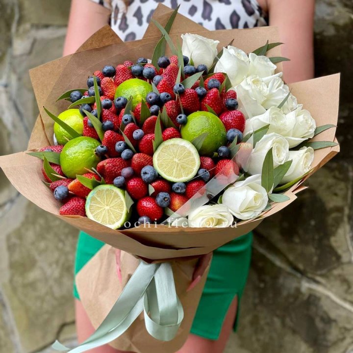 Ягодно-цитрусовый букет с розами в Перми