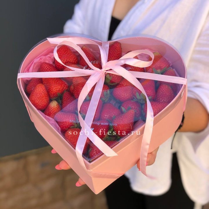 Коробочка сердце  с клубникой в Перми