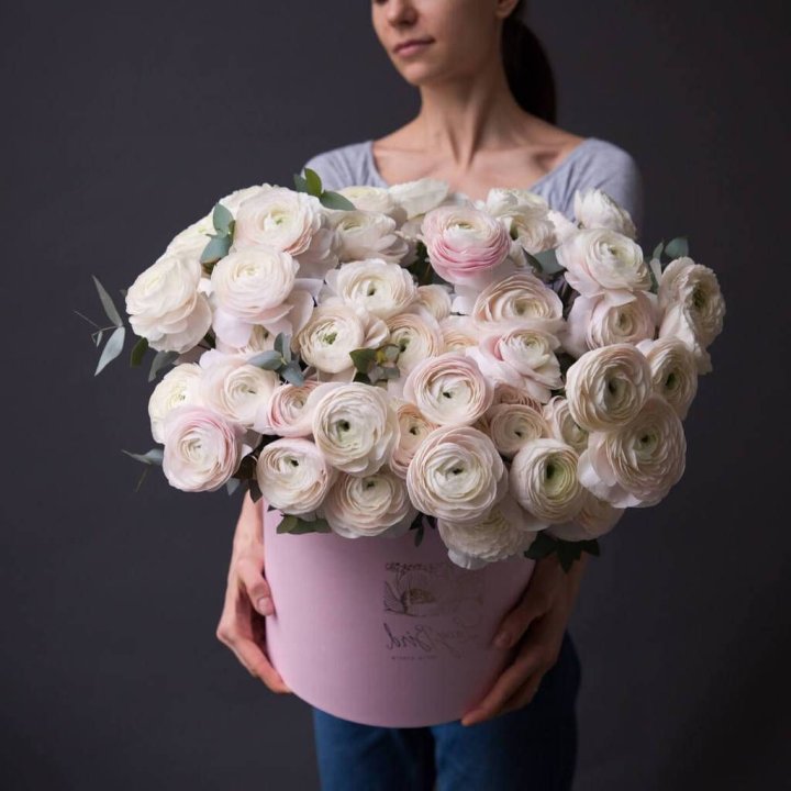 Бокс с ранункулюсами в Перми