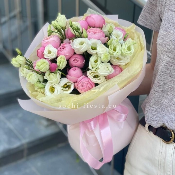 Букет кустовых роз с эустомой в Перми