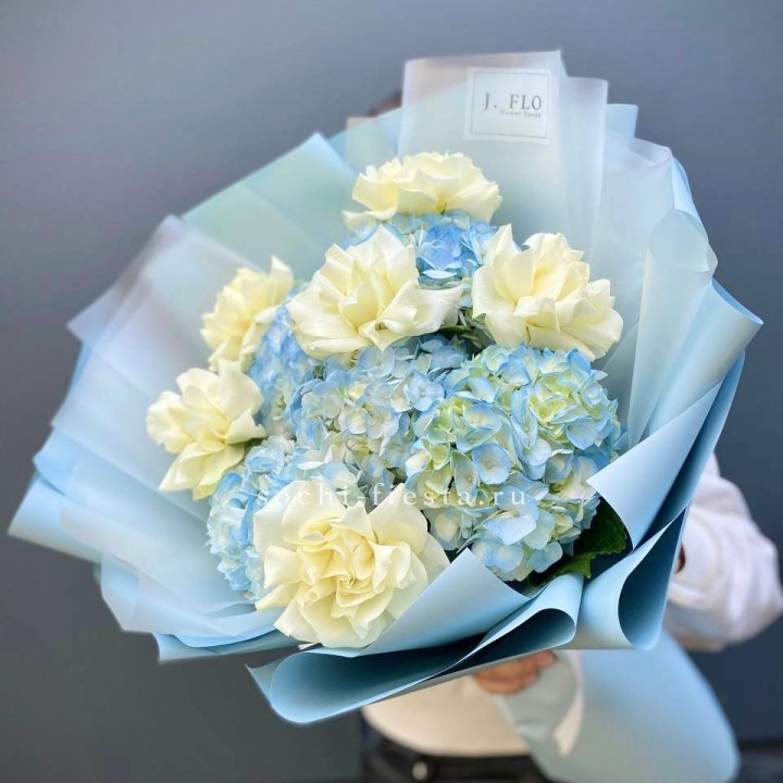  Букет из голубых гортензий и роз  в Перми