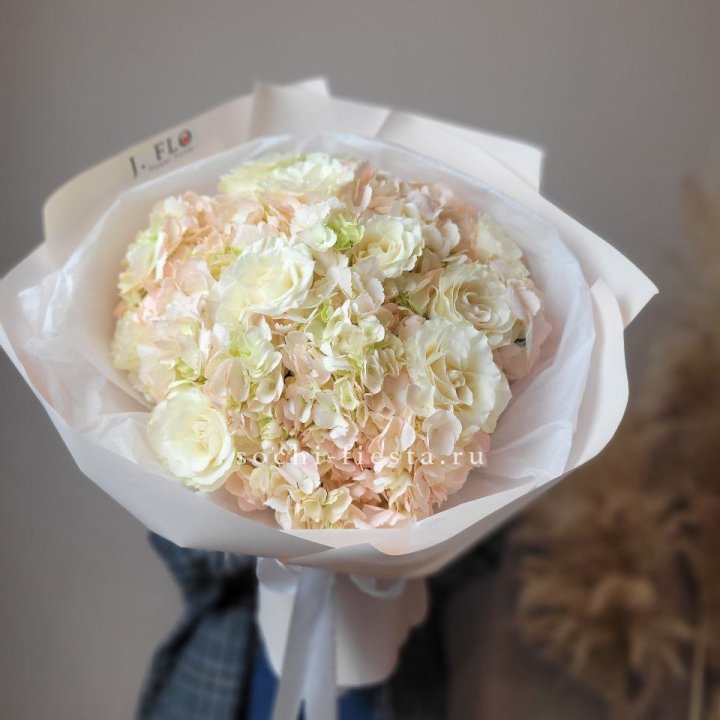  Букет гортензии и роз  в Перми