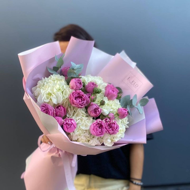 Букет белых гортензий и пионовидных роз  в Перми