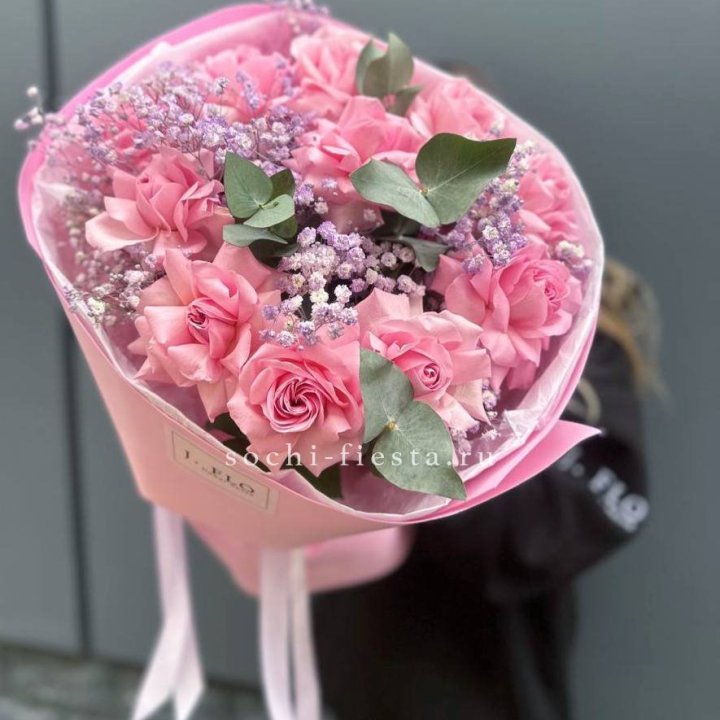 Розовые французские розы с гипсофилой в Перми