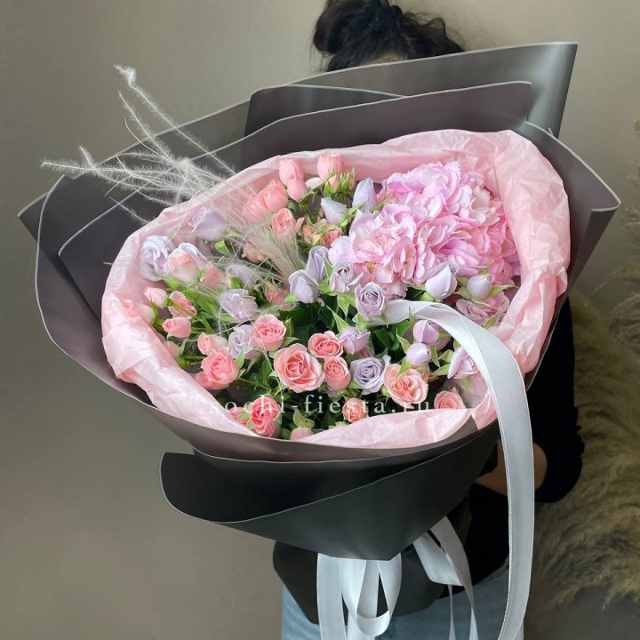  Букет гортензии и роз "Саперави" в Перми