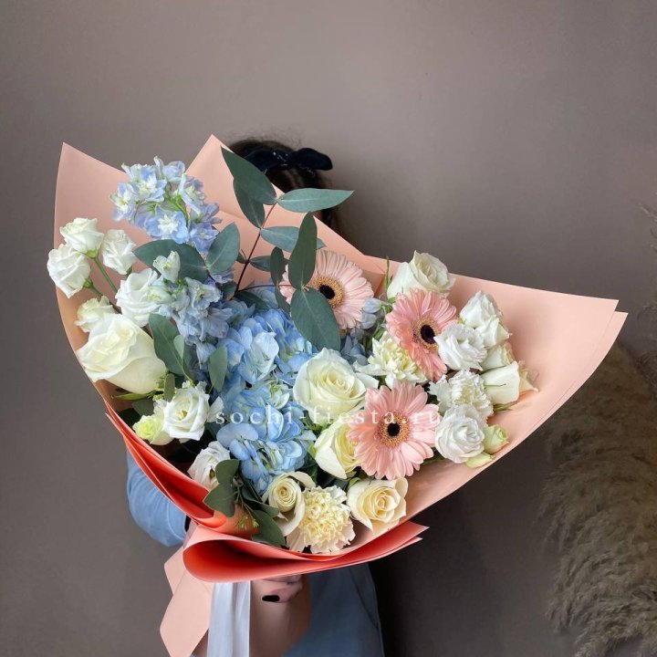  Букет гортензии и роз "Валенсия" в Перми