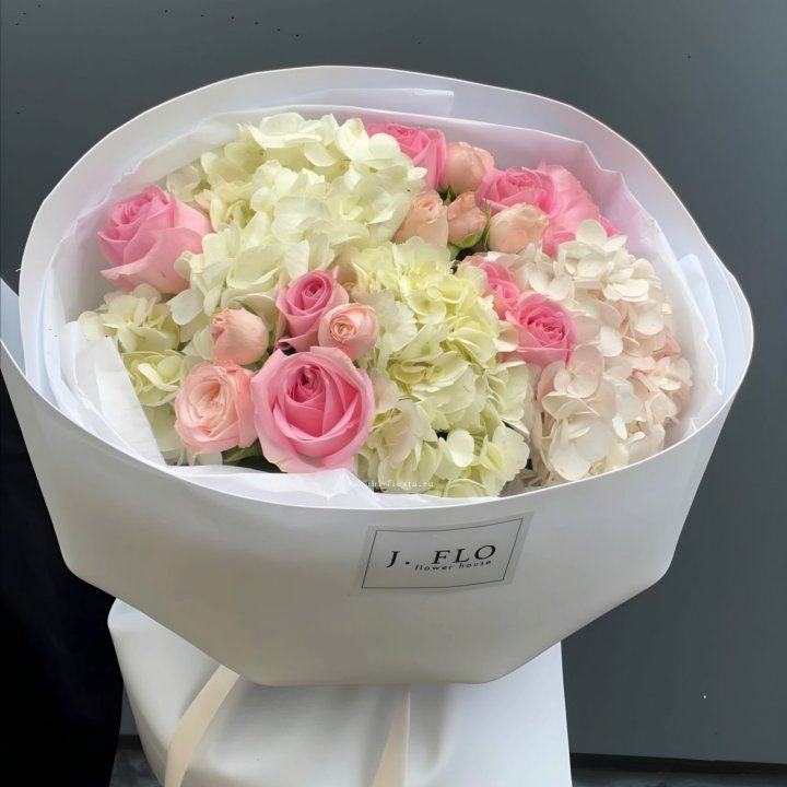  Букет гортензии и роз  "Тиамо" в Перми