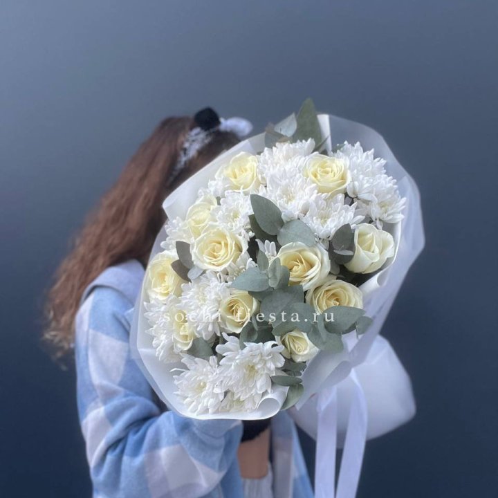  Букет белых роз с хризантемой  в Перми