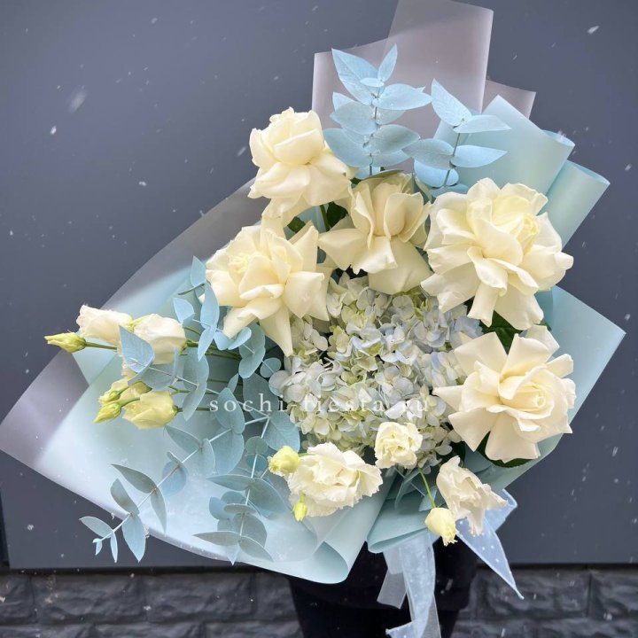 Букет с гортензией и белыми французскими розами в Перми