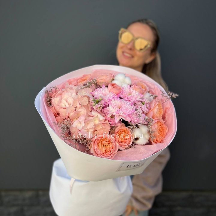 Букет гортензии и кустовых роз  в Перми