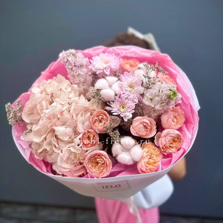 Букет гортензии и кустовых роз "Абрассо" в Перми