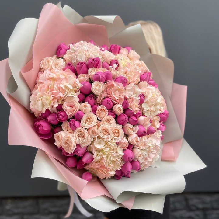 Букет кустовые розы и гортензия в Перми