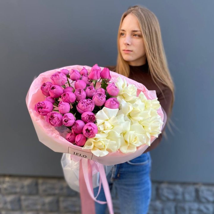 Дуо белых и кустовых роз в Перми