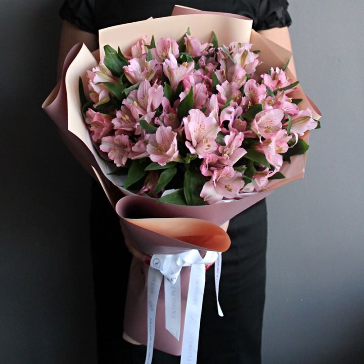 Букет розовых альстромерий в Перми