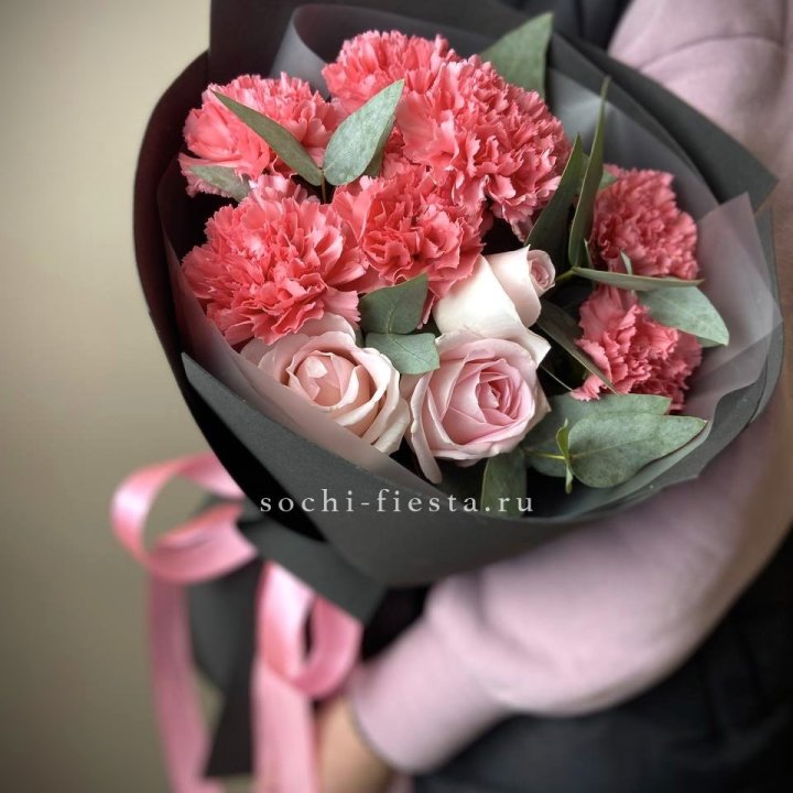 Букет из роз и диантусов "Пенелопа" в Перми