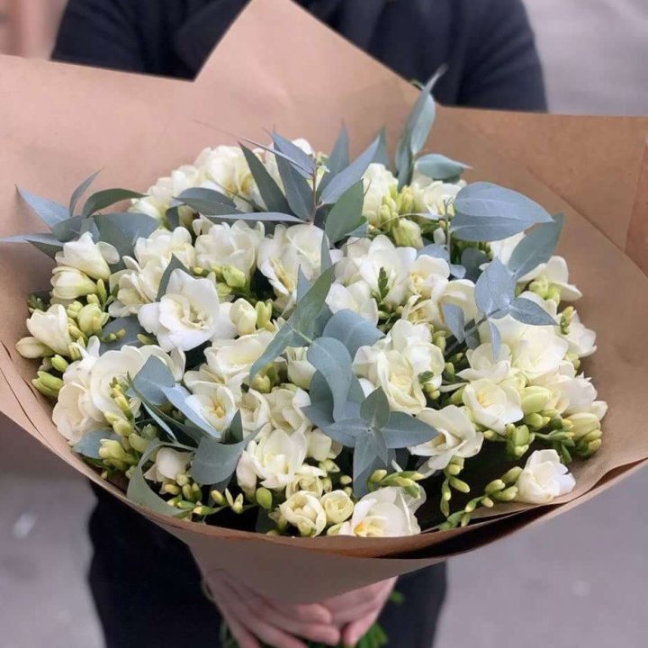 51 фрезия с эвкалиптом в Перми