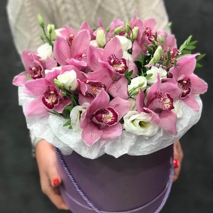 Орхидея и эустома в шляпной коробке в Перми