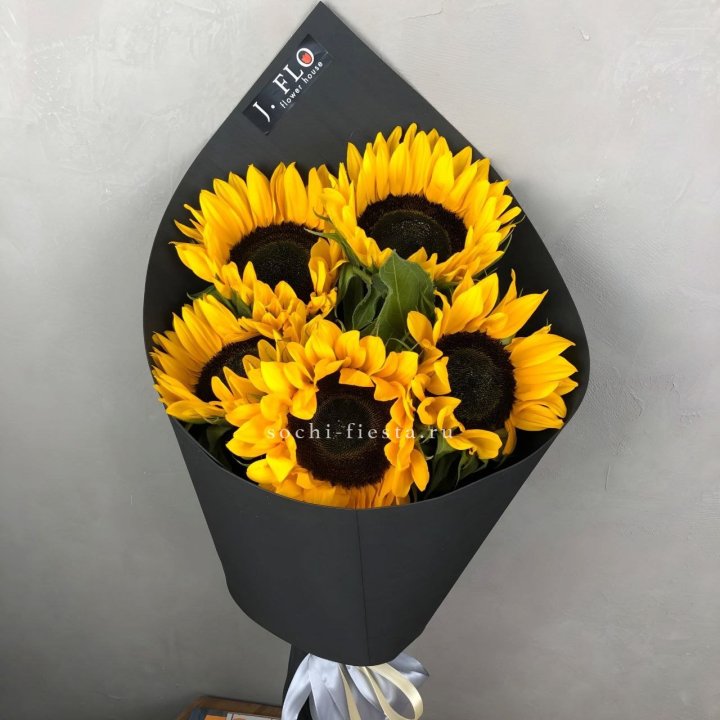 Букет из 5  подсолнухов в Перми