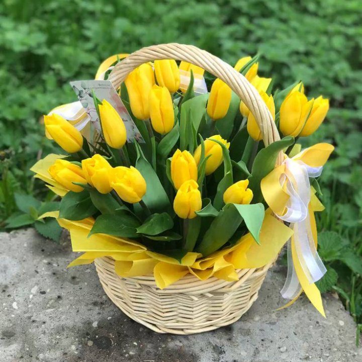 25 желтых тюльпанов в корзине в Перми