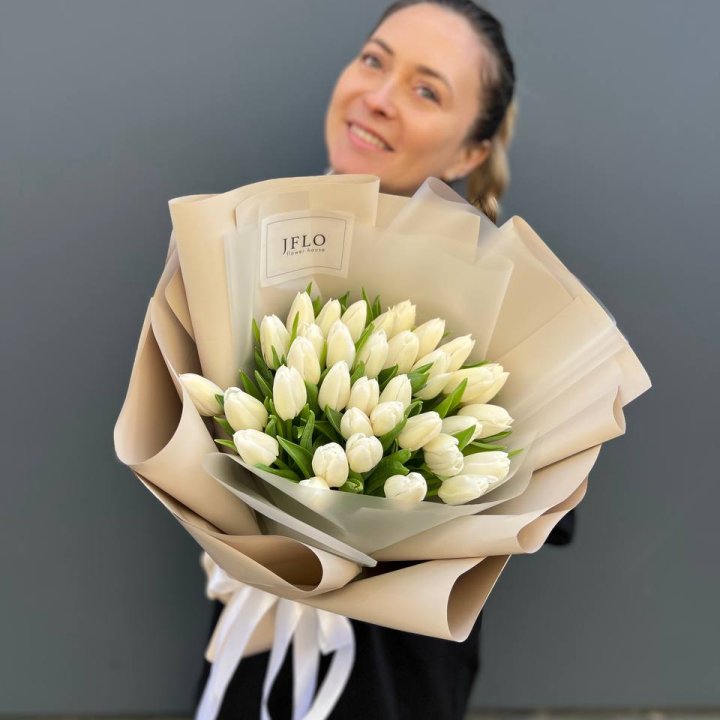 35 белых тюльпанов в Перми