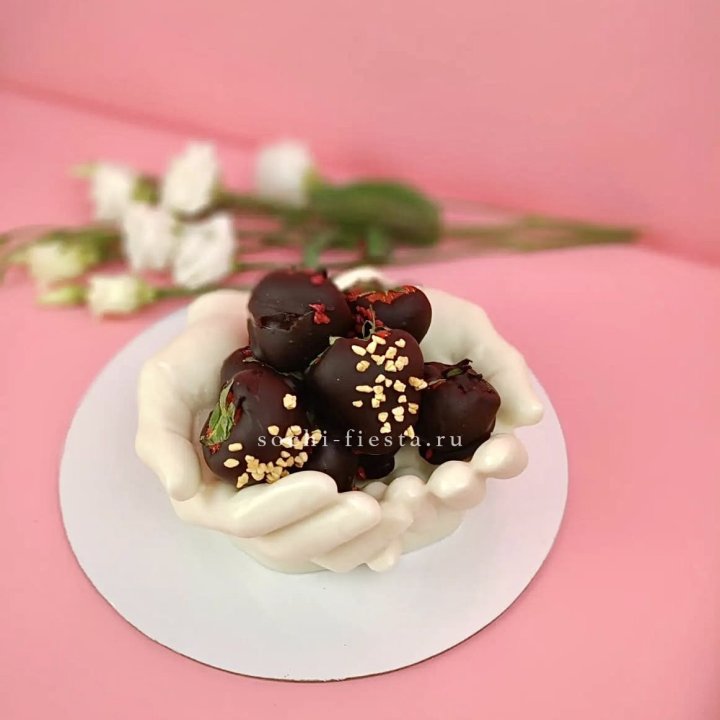 Клубника в шоколаде на шоколадных ладонях  в Перми