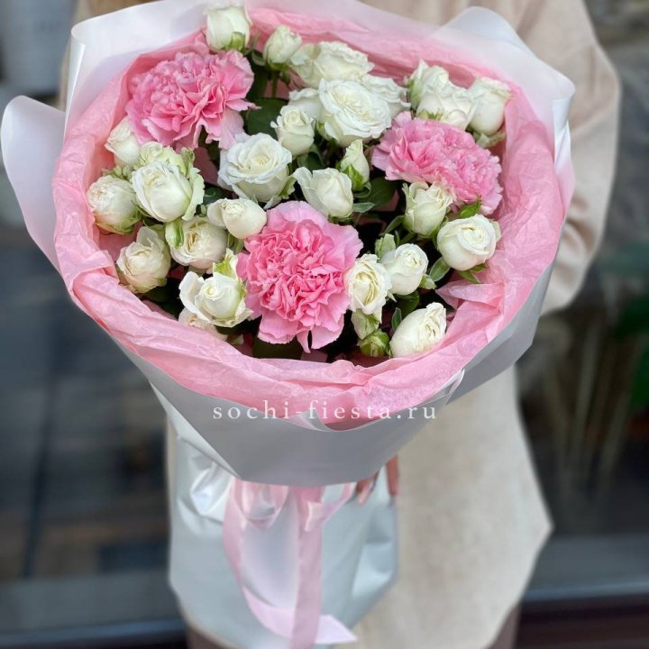 Букет розы с диантусами "Блэш" в Перми