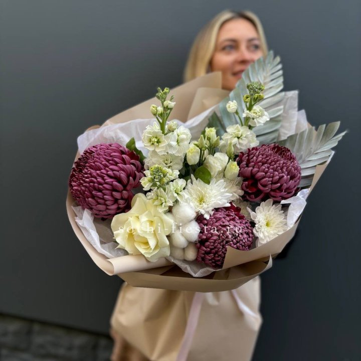 Хризантемы с маттиолой розами эустомой Чика в Перми