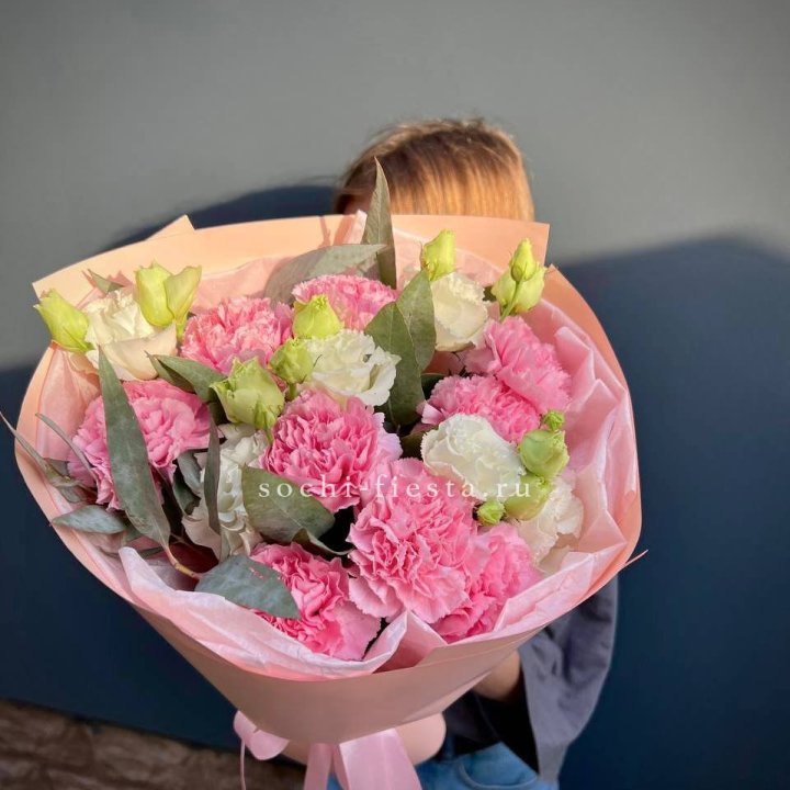 Букет гвоздик и  эустом "Сири" в Перми