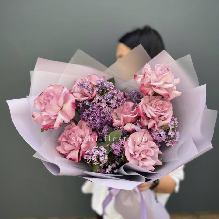 Букет из розовых роз и сирени в Перми