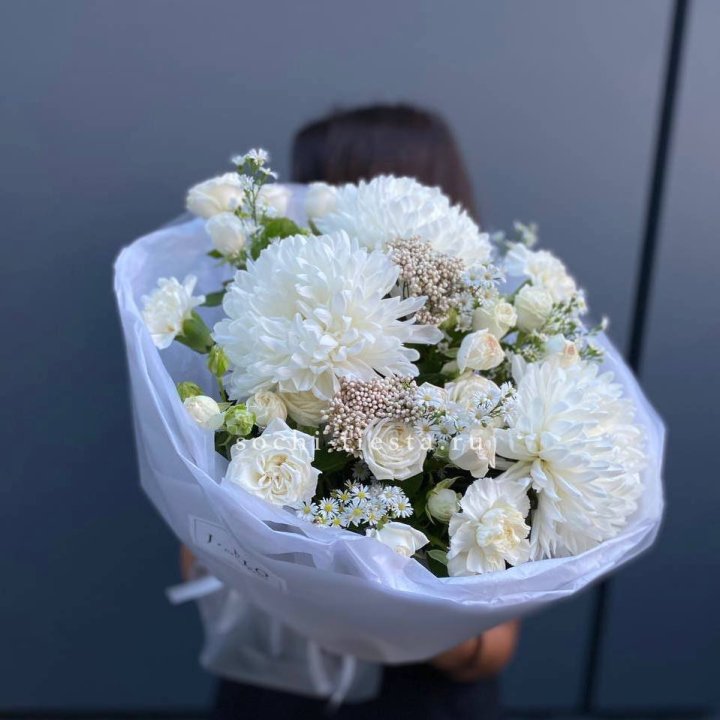 Букет хризантем и роз вайт шотс в Перми