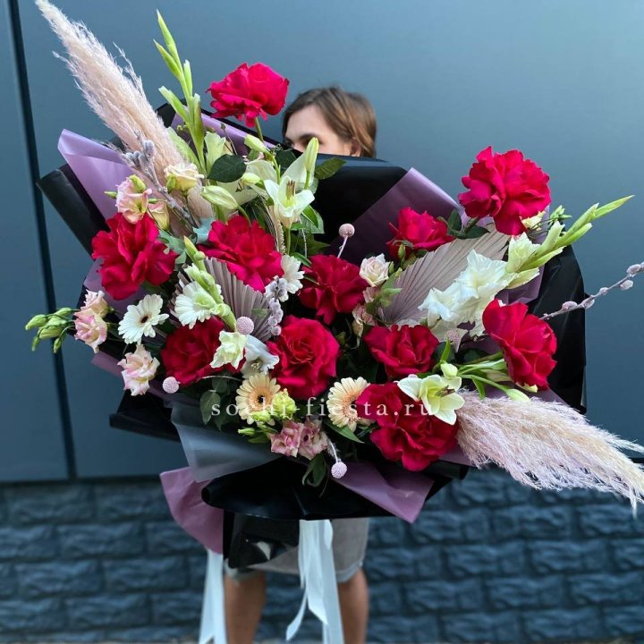 Дизайнерский букет Ред в Перми