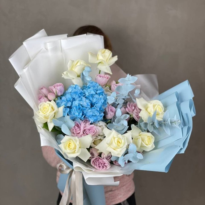 Дизайнерский букет "Блю скайфорт" в Перми