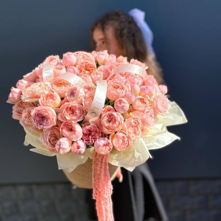 Кустовые розы Джульетта в джутовом кашпо в Перми