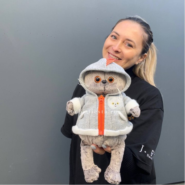 Кот Басик в толстовке в Перми