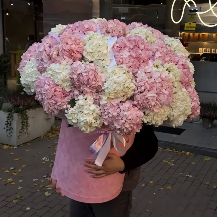 Дизайнерский цилиндр с гортензиями  в Перми