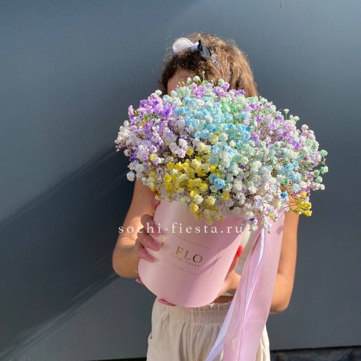 Радужные гипсофилы в шляпной коробке в Перми