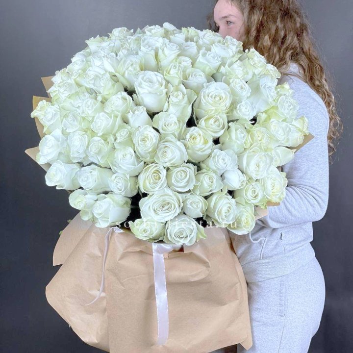 101 белая высокая импортная роза в Перми