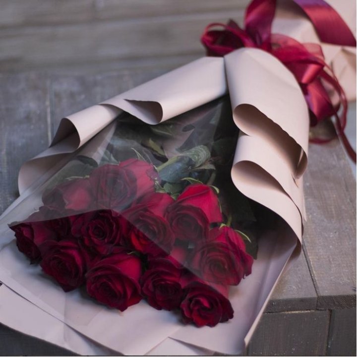 11 голландских роз в оформлении в Перми